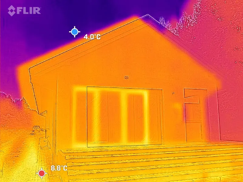 Termogram budynku od zewnątrz: ściana szczytowa z przeszkleniem i drzwiami, od 4,0 °C do 8,8 °C